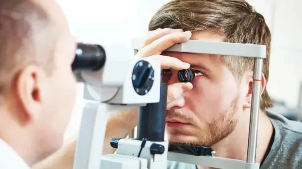 مراحل معاینه اپتومتری چشم